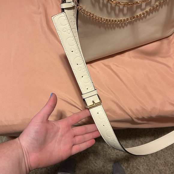 Leather Guess Cream Purse with Gold Chain Accent - Picture 5 of 5
